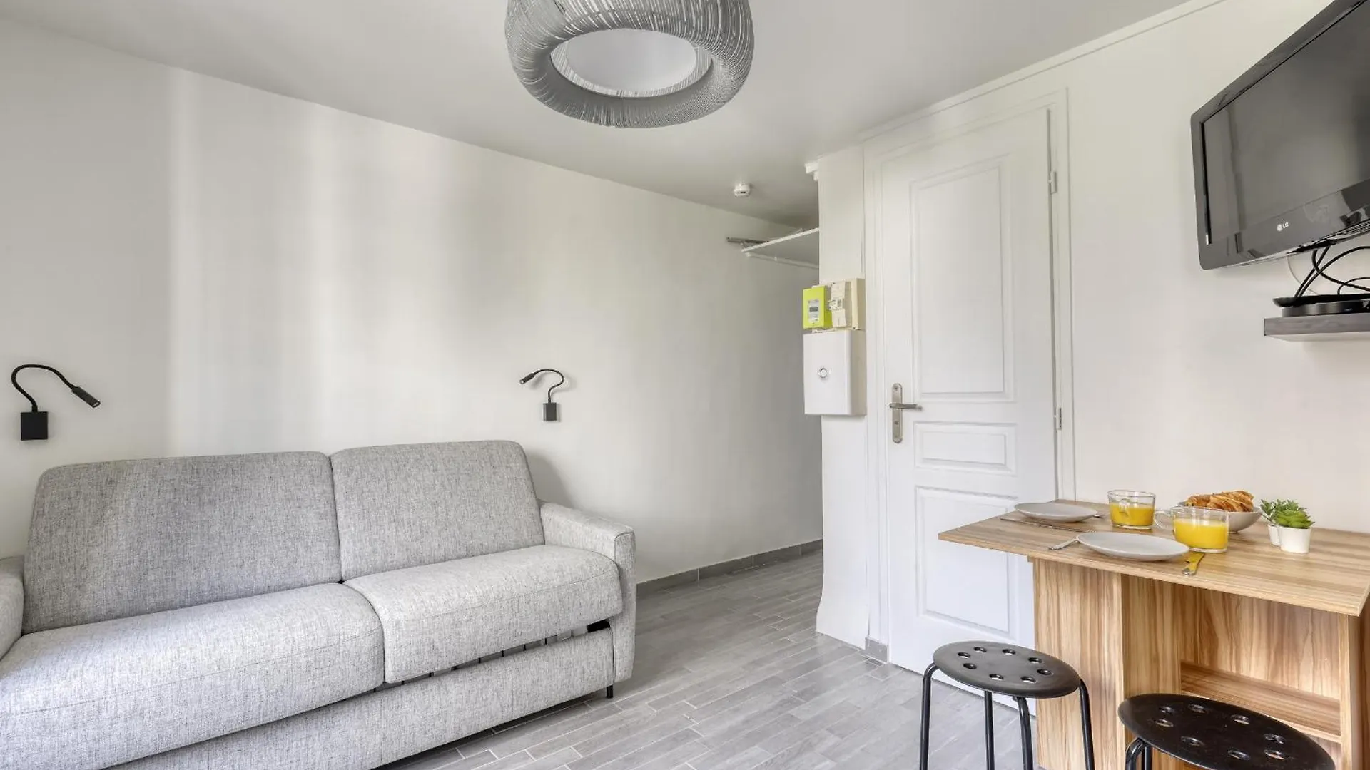 Branded New Cozy Studio In The Heart Of Paris 17 France