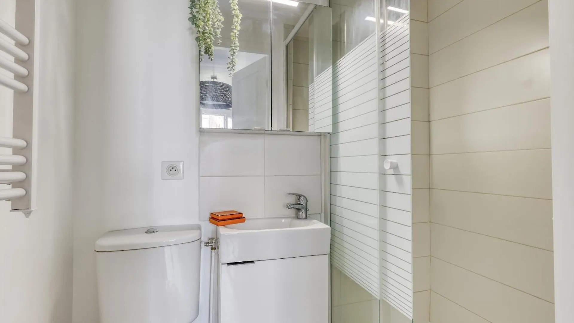Branded New Cozy Studio In The Heart Of Paris 17